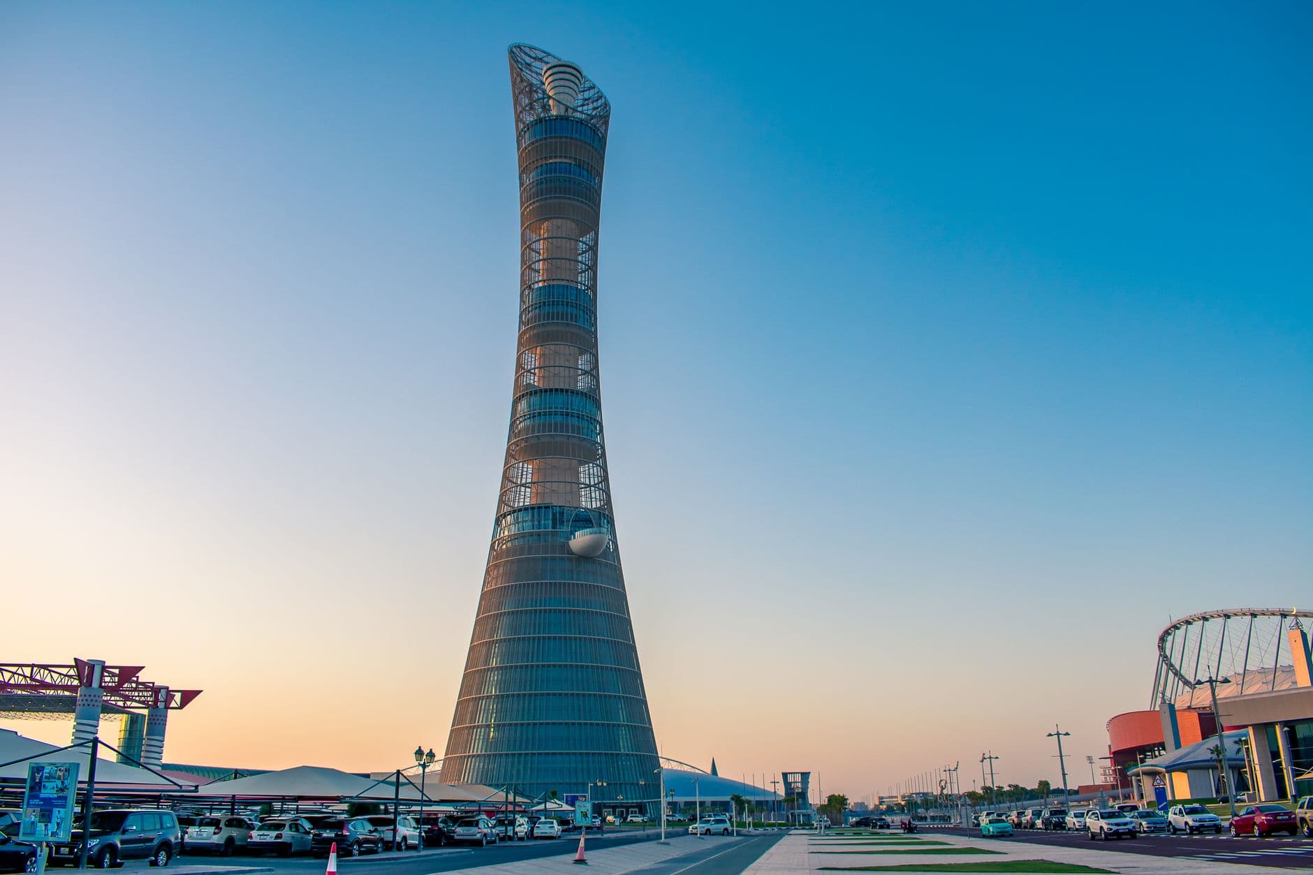 Strada che attraversa il paesaggio di Doha